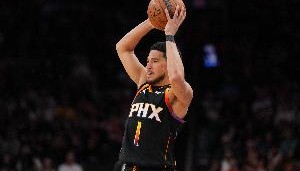 场上梦游！布克半场5中0未得分仅送3助攻 3失误&amp;正负值-14