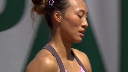 开云平台-郑钦文首秀吞蛋出局网友点出输球原因，一轮游致排名跌出TOP100